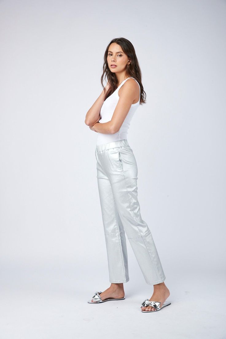 Pantalon argenté et tee-shirt blanc